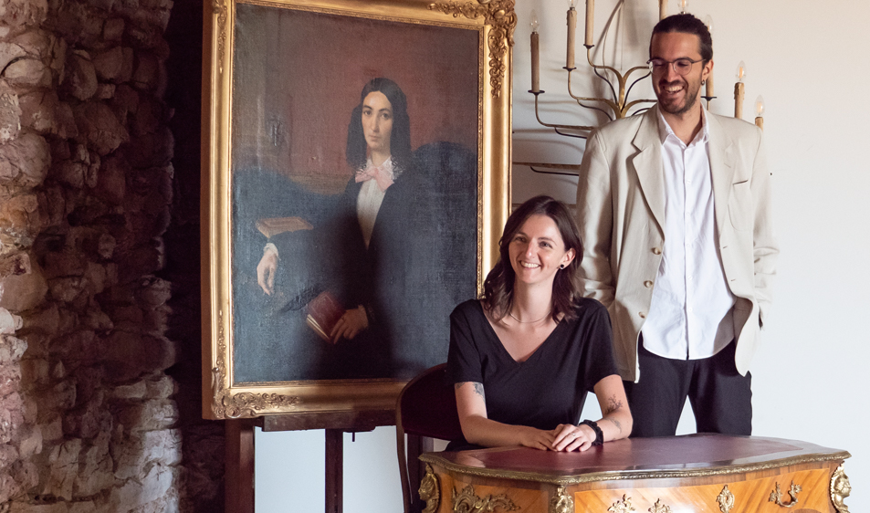 le duo entouré de roses blanches